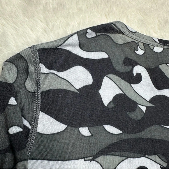 Hot Chillys Long Sleeved Thermal Base Layer Black and Gray Camouflage Sz Small - Picture 15 of 16